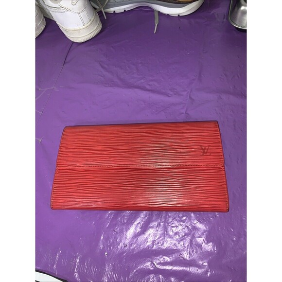Louis Vuitton Red EPI LEATHER Sarah Wallet - Picture 1 of 13